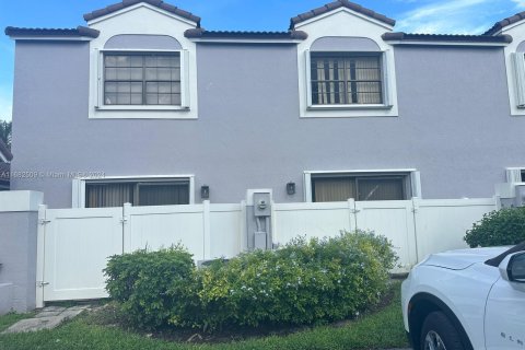 Townhouse in Pembroke Pines, Florida 2 bedrooms, 101.08 sq.m. № 1415522 - photo 4