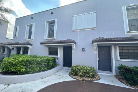 Townhouse in Pembroke Pines, Florida 2 bedrooms, 101.08 sq.m. № 1415522 - photo 2