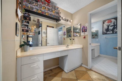 Casa en venta en Pembroke Pines, Florida, 4 dormitorios, 267.56 m2 № 1272145 - foto 23