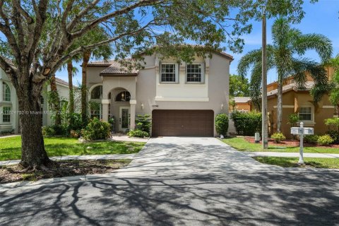 Casa en venta en Pembroke Pines, Florida, 4 dormitorios, 267.56 m2 № 1272145 - foto 1