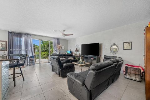 House in Pembroke Pines, Florida 4 bedrooms, 267.56 sq.m. № 1272145 - photo 11