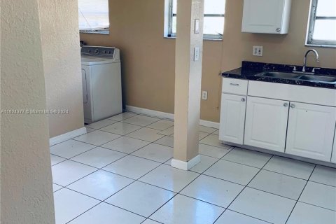 Casa en venta en Lauderhill, Florida, 5 dormitorios, 185.25 m2 № 1272143 - foto 7