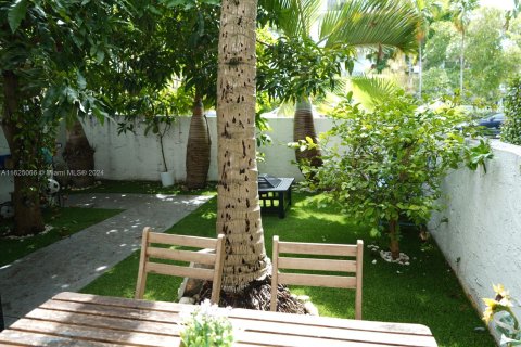 Condo in Miami Beach, Florida, 1 bedroom  № 1272144 - photo 2