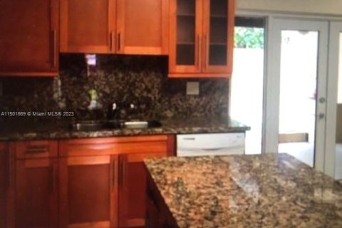 Townhouse in Miami, Florida 3 bedrooms, 115.94 sq.m. № 908573 - photo 2