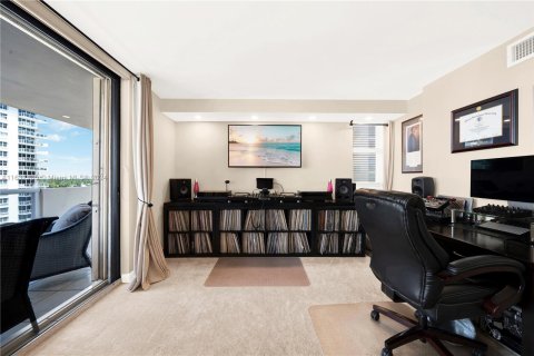 Condo in Miami Beach, Florida, 2 bedrooms  № 1294264 - photo 22