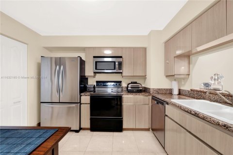 Condo in Miami Beach, Florida, 2 bedrooms  № 1294264 - photo 4