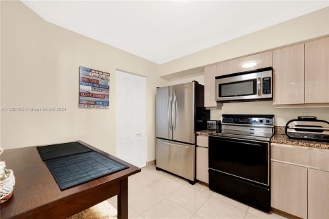 Condo in Miami Beach, Florida, 2 bedrooms  № 1294264 - photo 7