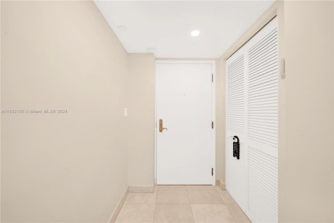 Condo in Miami Beach, Florida, 2 bedrooms  № 1294264 - photo 2