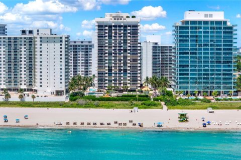 Copropriété à vendre à Miami Beach, Floride: 2 chambres, 126.35 m2 № 1294264 - photo 1