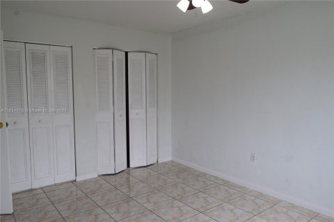 Condominio en venta en Hialeah, Florida, 2 dormitorios, 71.63 m2 № 1295072 - foto 13