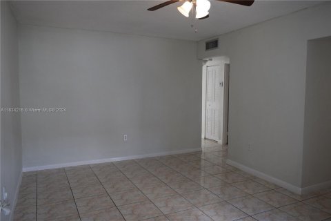 Condominio en venta en Hialeah, Florida, 2 dormitorios, 71.63 m2 № 1295072 - foto 2