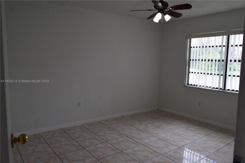 Condominio en venta en Hialeah, Florida, 2 dormitorios, 71.63 m2 № 1295072 - foto 11