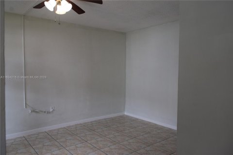 Condominio en venta en Hialeah, Florida, 2 dormitorios, 71.63 m2 № 1295072 - foto 3