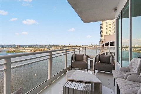 Condo in Miami, Florida, 4 bedrooms  № 1399751 - photo 24