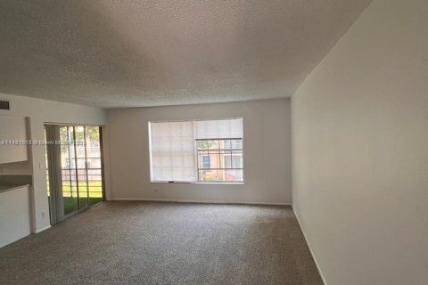 Condo in Lauderhill, Florida, 2 bedrooms  № 822438 - photo 1