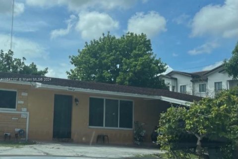 Casa en venta en Miami Gardens, Florida, 3 dormitorios, 137.96 m2 № 1356928 - foto 1