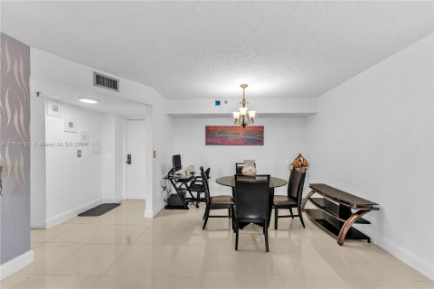 Condo in Miami, Florida, 2 bedrooms  № 1356977 - photo 6