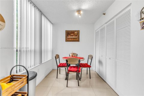 Condo in Miami, Florida, 2 bedrooms  № 1356977 - photo 12