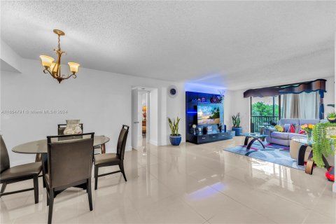 Copropriété à vendre à Miami, Floride: 2 chambres, 128.21 m2 № 1356977 - photo 1