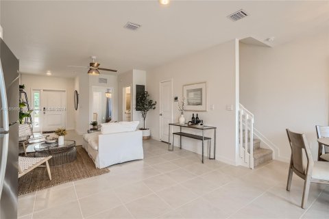 Townhouse in Florida City, Florida 3 bedrooms, 128.21 sq.m. № 1356893 - photo 6