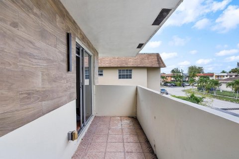 Townhouse in North Lauderdale, Florida 2 bedrooms, 107.02 sq.m. № 1179470 - photo 7