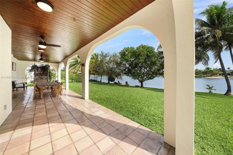 Casa en venta en Hialeah, Florida, 4 dormitorios, 412.49 m2 № 883743 - foto 19