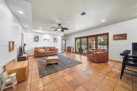 Villa ou maison à vendre à Hialeah, Floride: 4 chambres, 412.49 m2 № 883743 - photo 15