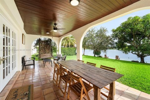 Villa ou maison à vendre à Hialeah, Floride: 4 chambres, 412.49 m2 № 883743 - photo 18