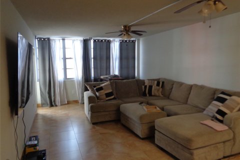 Condominio en venta en Miami, Florida, 1 dormitorio, 79.99 m2 № 764885 - foto 9