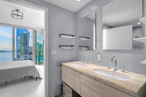 Condo in Miami, Florida, 1 bedroom  № 1385755 - photo 16