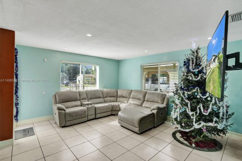 House in West Park, Florida 3 bedrooms, 131.83 sq.m. № 883705 - photo 3