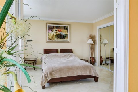 Condo in Hallandale Beach, Florida, 2 bedrooms  № 1348976 - photo 11