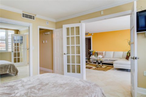 Condo in Hallandale Beach, Florida, 2 bedrooms  № 1348976 - photo 12