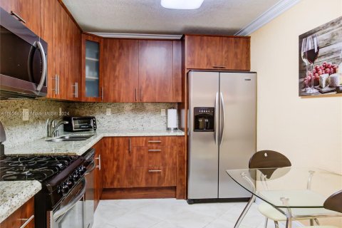 Condo in Hallandale Beach, Florida, 2 bedrooms  № 1348976 - photo 15