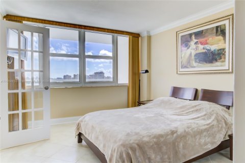 Condo in Hallandale Beach, Florida, 2 bedrooms  № 1348976 - photo 13