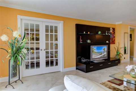 Condo in Hallandale Beach, Florida, 2 bedrooms  № 1348976 - photo 5