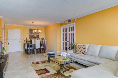 Condo in Hallandale Beach, Florida, 2 bedrooms  № 1348976 - photo 4