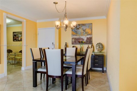 Condo in Hallandale Beach, Florida, 2 bedrooms  № 1348976 - photo 2