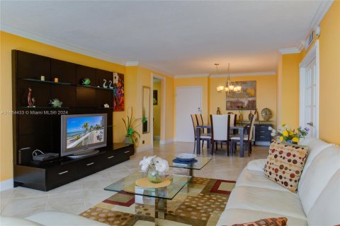 Condo in Hallandale Beach, Florida, 2 bedrooms  № 1348976 - photo 1