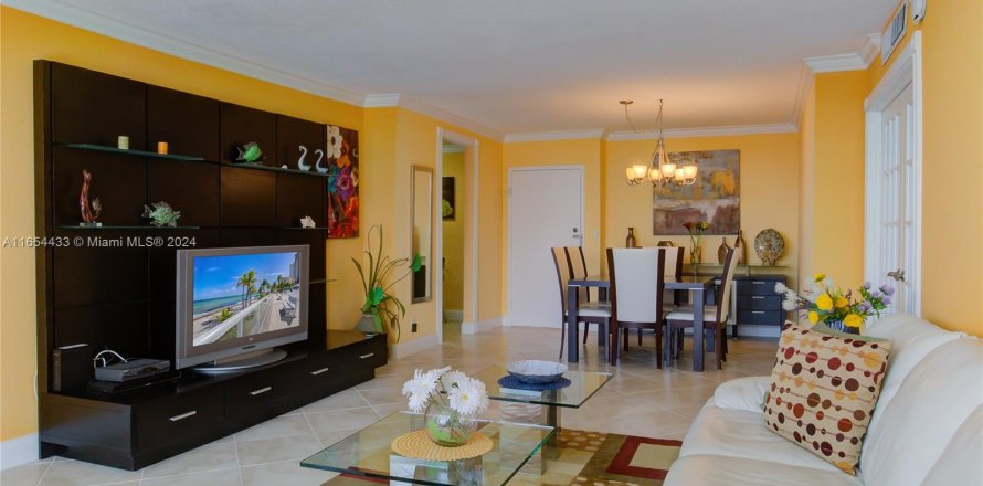 Condo in Hallandale Beach, Florida, 2 bedrooms  № 1348976