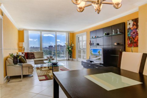 Condo in Hallandale Beach, Florida, 2 bedrooms  № 1348976 - photo 3