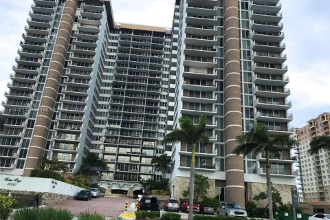 Condo in Hallandale Beach, Florida, 2 bedrooms  № 1348976 - photo 21