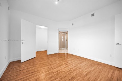 Condo in North Miami, Florida, 2 bedrooms  № 1348975 - photo 26