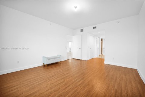 Condo in North Miami, Florida, 2 bedrooms  № 1348975 - photo 14