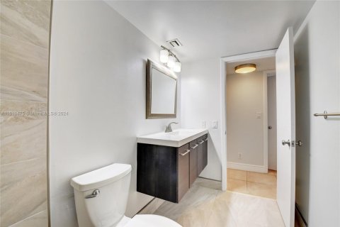 Condo in Fort Lauderdale, Florida, 2 bedrooms  № 1232761 - photo 11