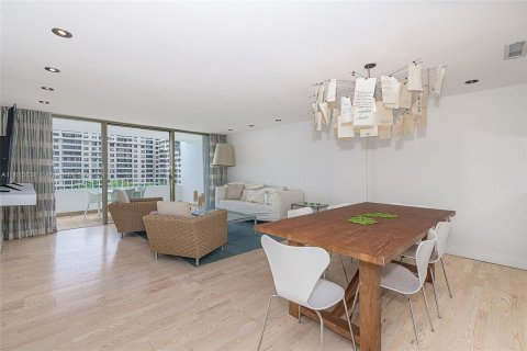 Condominio en venta en Key Biscayne, Florida, 2 dormitorios, 117.06 m2 № 1237247 - foto 1