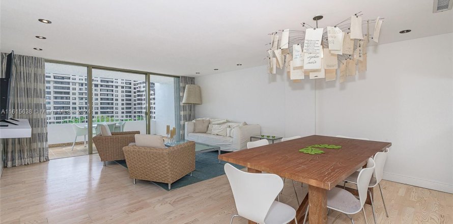 Condo in Key Biscayne, Florida, 2 bedrooms  № 1237247