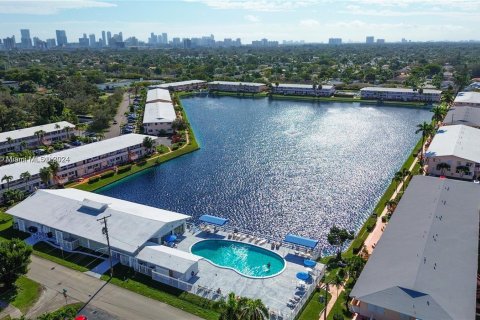 Copropriété à vendre à Hallandale Beach, Floride: 1 chambre, 58.06 m2 № 1305285 - photo 1