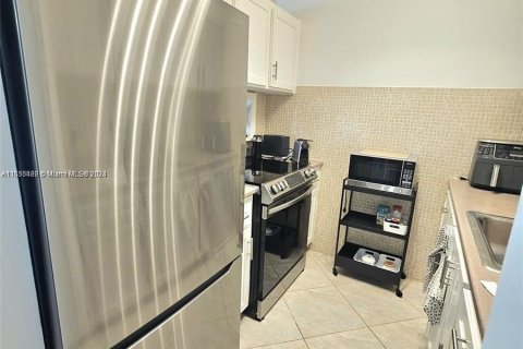 Condo in Hallandale Beach, Florida, 1 bedroom  № 1305285 - photo 12