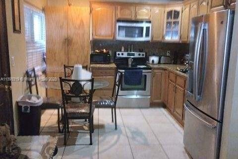 House in Miami, Florida 3 bedrooms, 85.84 sq.m. № 527373 - photo 10